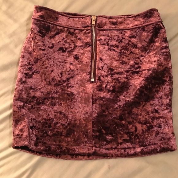 H&M Dresses & Skirts - Rose velvet mini skirt